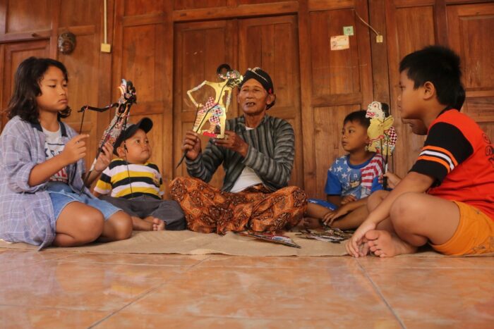 wayang performance to kids