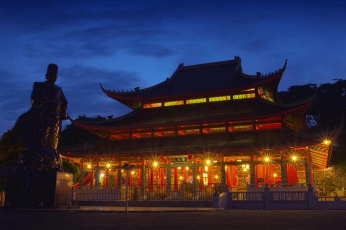 sam poo kong temple at night